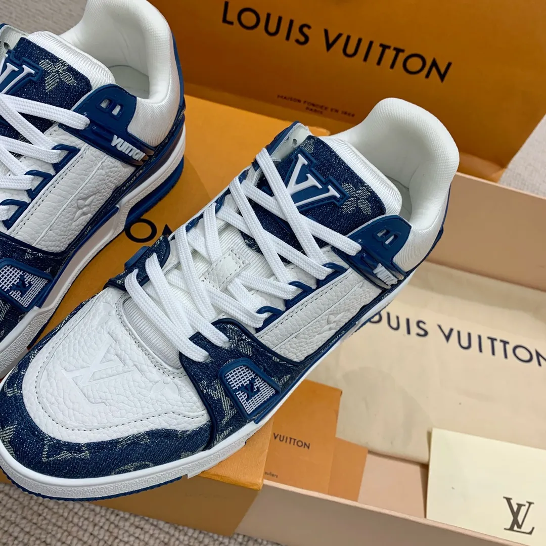 👟👟Ex-factory price 840👟👟 Women's Shoes Factory Purchasing Level ✈️ LV Trainer Latest Series of Couple's Sports Shoes Super Handsome Denim New Style, Very Good-looking ~ A must-have item for fashionistas Top-notch embossed grained calf leather on the upper Original molded T👟👟Ex-factory price U outsole, same texture as the original version Please look for our quality Please pay attention to distinguish the currency materials on the market Men's size: 39-45 Women's size: 35-40 ⚠️Full set of packaging (exclusive z👟👟factory price level anti-theft buckle cannot be sold once disassembled)
